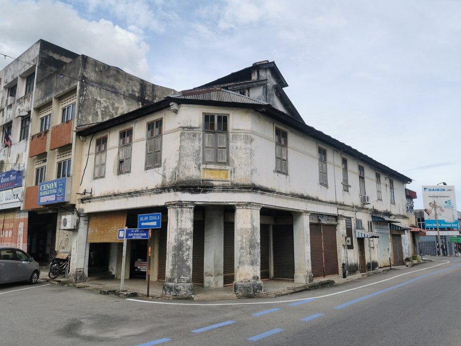 东：淡马鲁市议会建筑物控制局将旧街40座旧建筑物列为“文化遗产建筑物”（Bangunan Warisan），发出信函指示商家或业主粉刷建筑物。