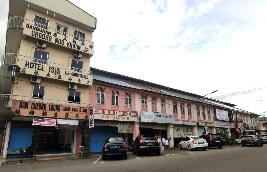 东：淡马鲁市议会建筑物控制局将旧街40座旧建筑物列为“文化遗产建筑物”（Bangunan Warisan），发出信函指示商家或业主粉刷建筑物。