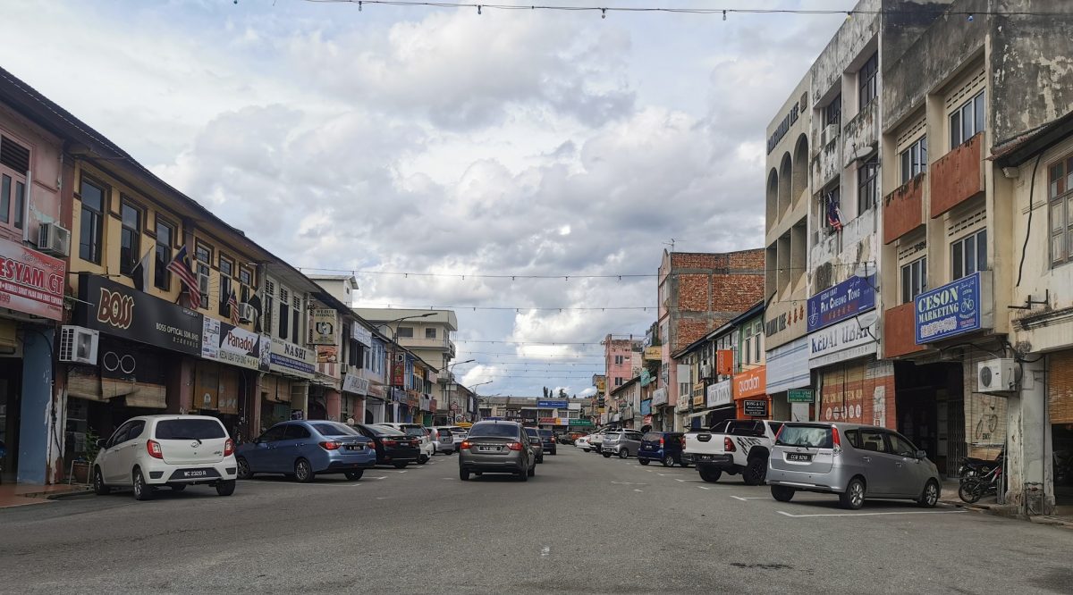 东:淡马鲁市议会建筑物控制局将旧街40座旧建筑物列为“文化遗产建筑物”(Bangunan Warisan),发出信函指示商家或业主粉刷建筑物。