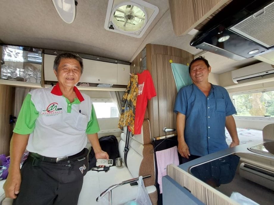 东：由于优点众多，最近大房车（也称露营车）自驾游蔚为风气