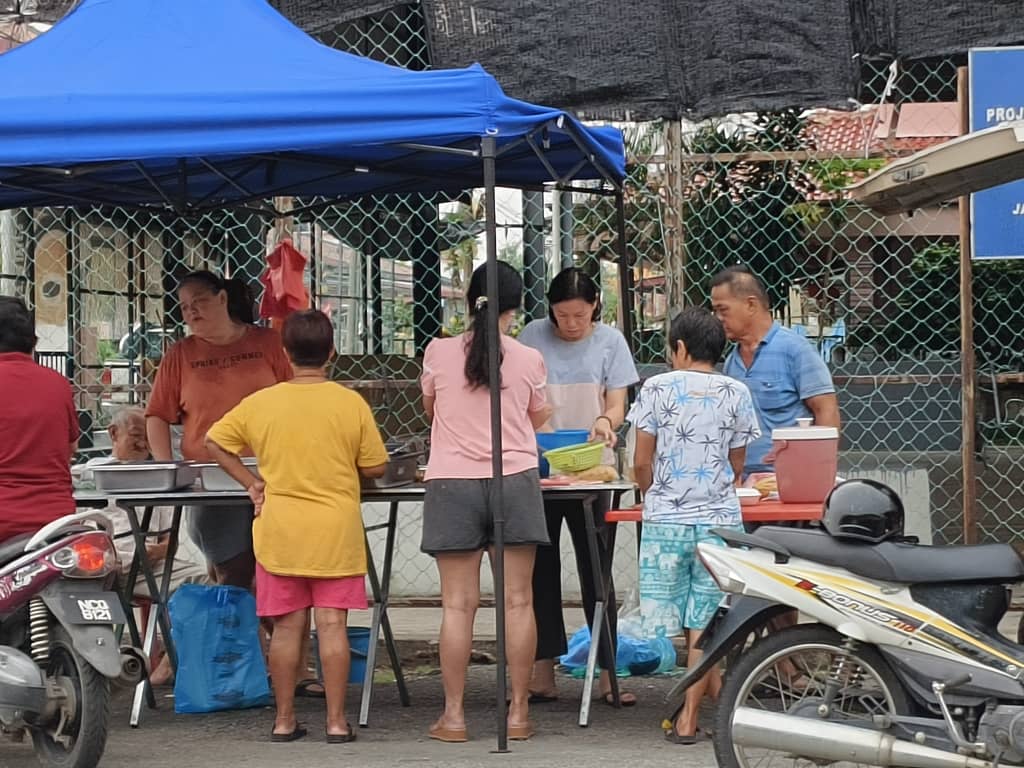 东：直凉吉拉央制水一些商家休业