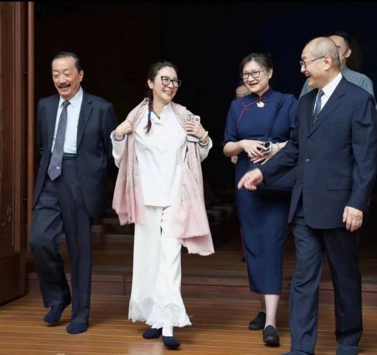 两代侠女后见后 徐枫拥抱杨紫琼加送唇印