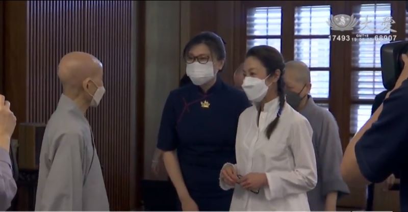 两代侠女后见后 徐枫拥抱杨紫琼加送唇印