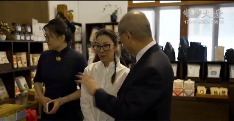 两代侠女后见后 徐枫拥抱杨紫琼加送唇印