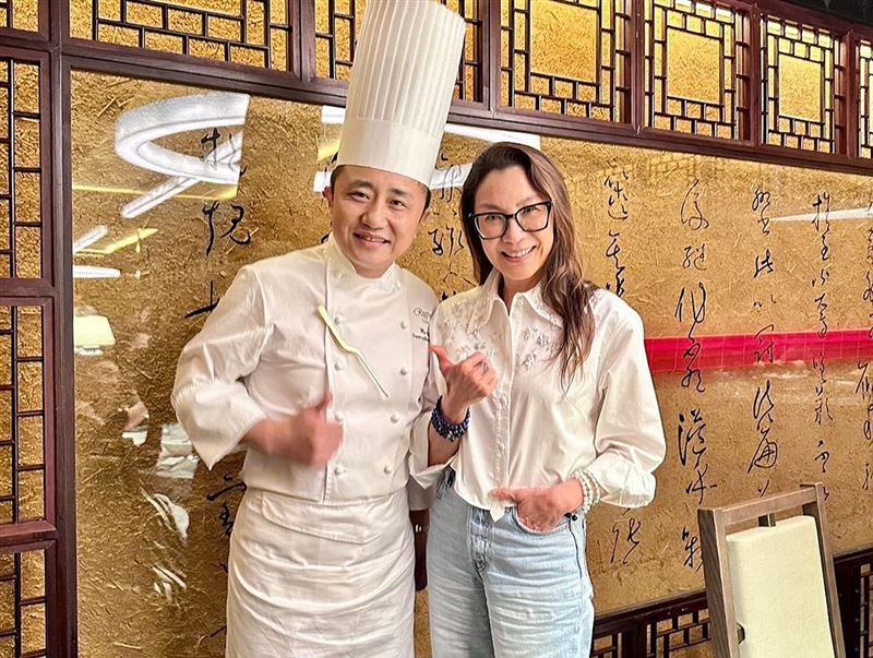 两代侠女后见后 徐枫拥抱杨紫琼加送唇印