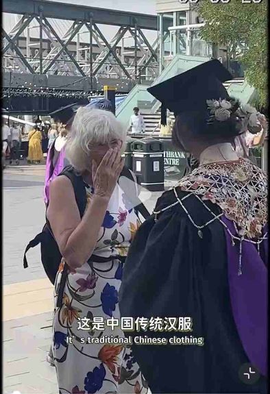 中国女生穿汉服赴伦敦大学毕业礼 展现东方美学 惊艳中外
