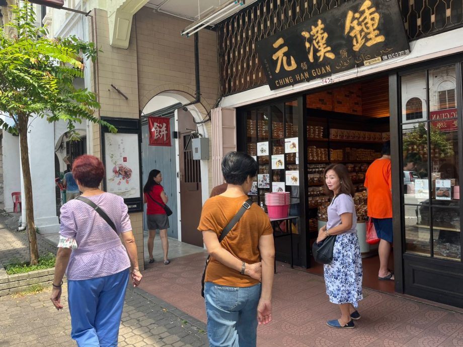 中秋节碰上连假 一家人出游团圆