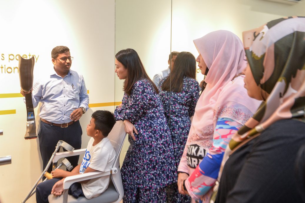 义肢公司为百米赛跑截肢童定制义肢