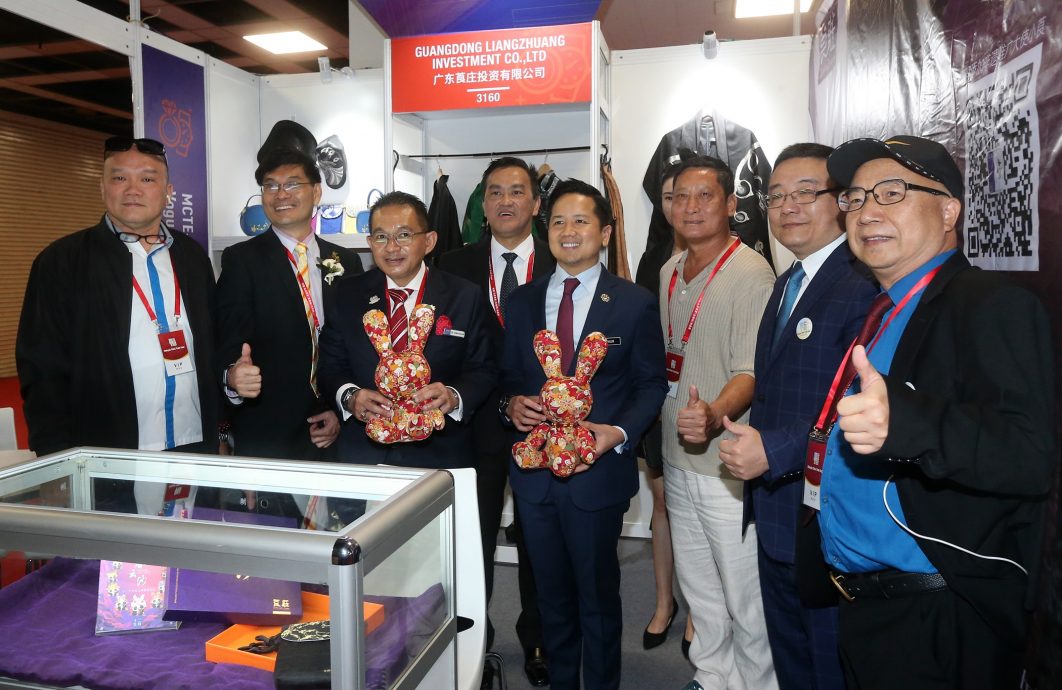 亚瑟古律主持中国-马来西亚(吉隆坡)商品展开幕仪式