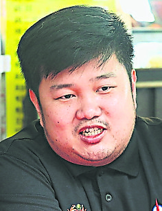 人民广场轻快铁站 “开天窗”行人通道修好