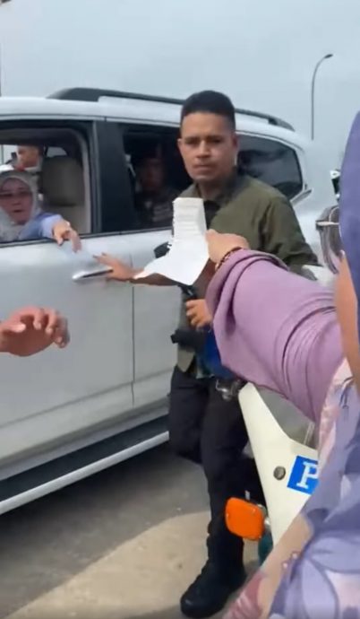 人群里挥信获元首后关注 女子激动尖叫“我没想过!”