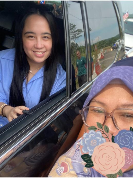 人群里挥信获元首后关注 女子激动尖叫“我没想过!”