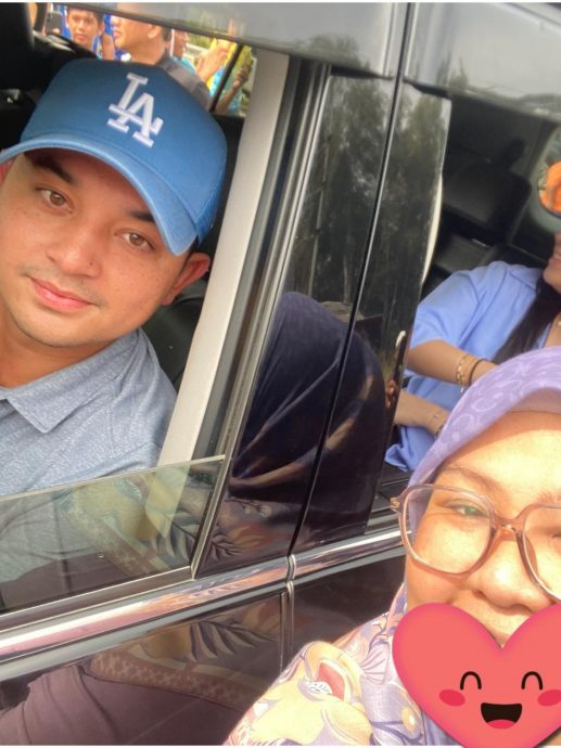 人群里挥信获元首后关注 女子激动尖叫“我没想过!”