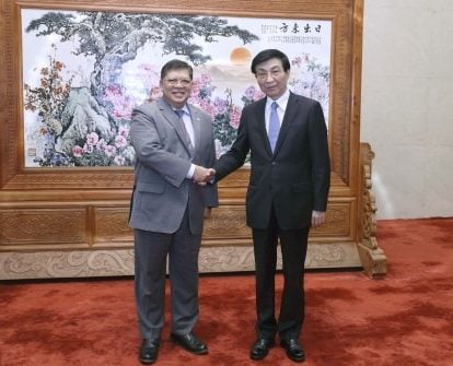 佐哈里与王沪宁会面