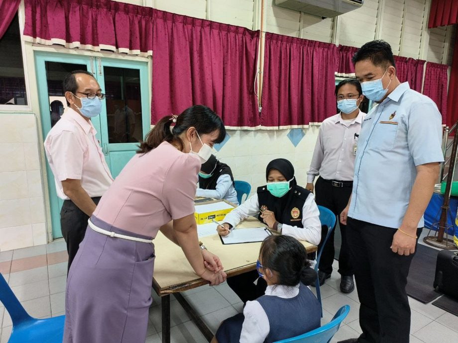 供星洲网:启文小学累计120学生不适,惊动卫生局派人到校调查