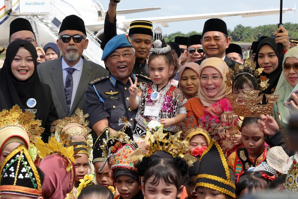 元首伉俪抵斗湖自驾 半路下车与民众互动