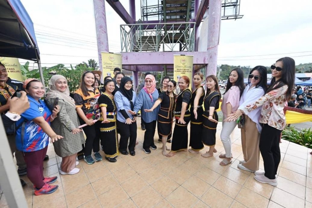 元首伉俪抵达亚庇 魅力无法挡沿途人潮