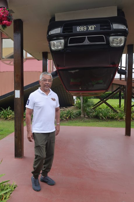 元首伉俪抵达亚庇 魅力无法挡沿途人潮