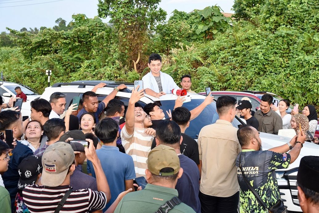 元首抵甘榜本南穆斯林,村民烈日下热情夹道迎接