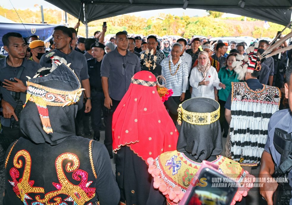 元首抵甘榜本南穆斯林,村民烈日下热情夹道迎接