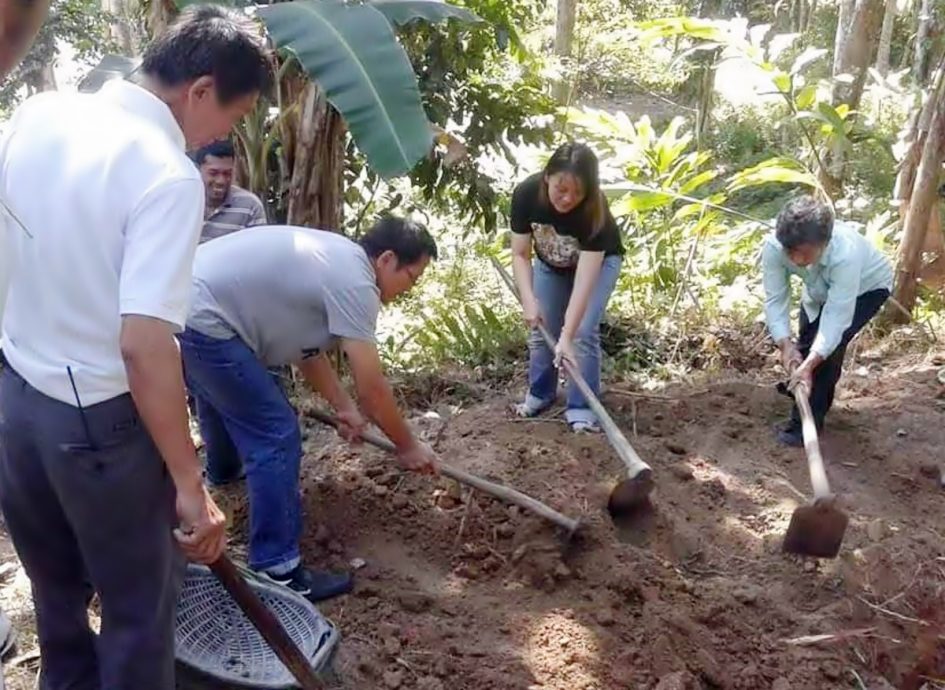 全国版/17岁隐瞒入马共失联 双亲马泰苦寻37年终安葬