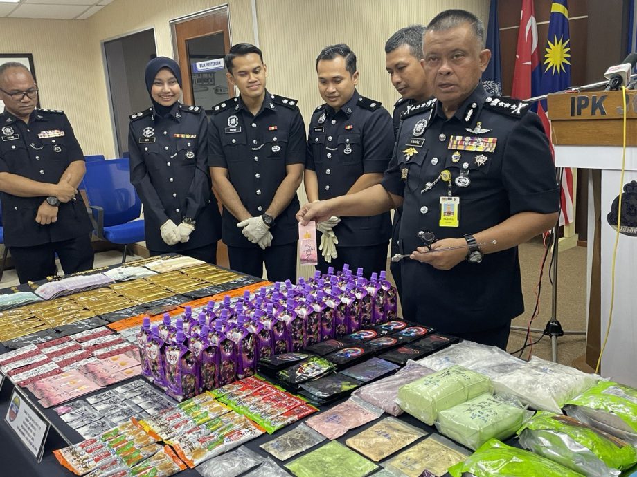 全国:新闻:围篱住宅充毒仓起160万毒品,17男女毒贩落网