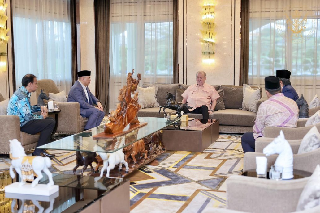 全国:新闻:柔苏丹接见首要媒体集团高层