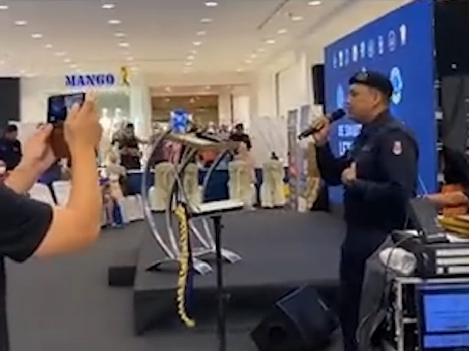 全巫裔警方乐队表演《海阔天空》