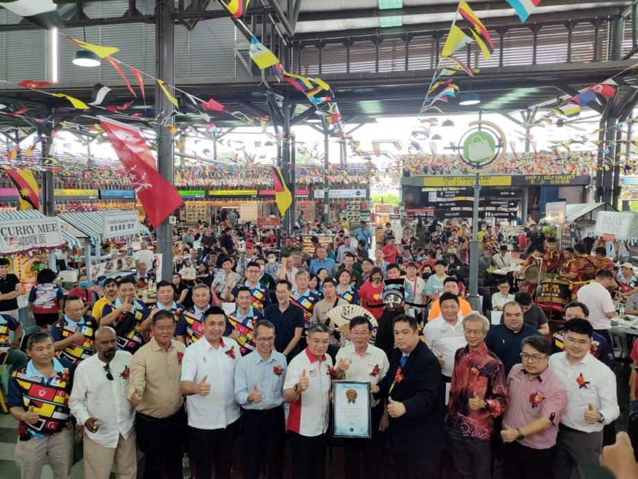 全马展示最多州旗 新世界美食城万旗创纪录