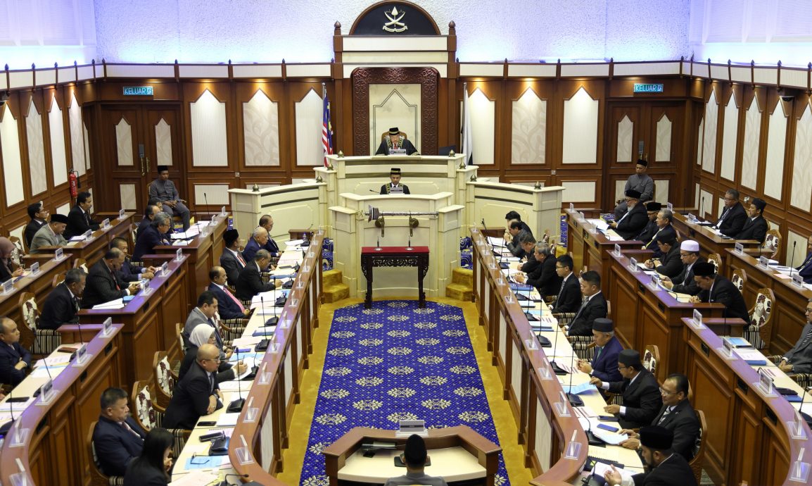 全:彭州议会为柏朗埃州议员佐哈里坠机逝世默哀。