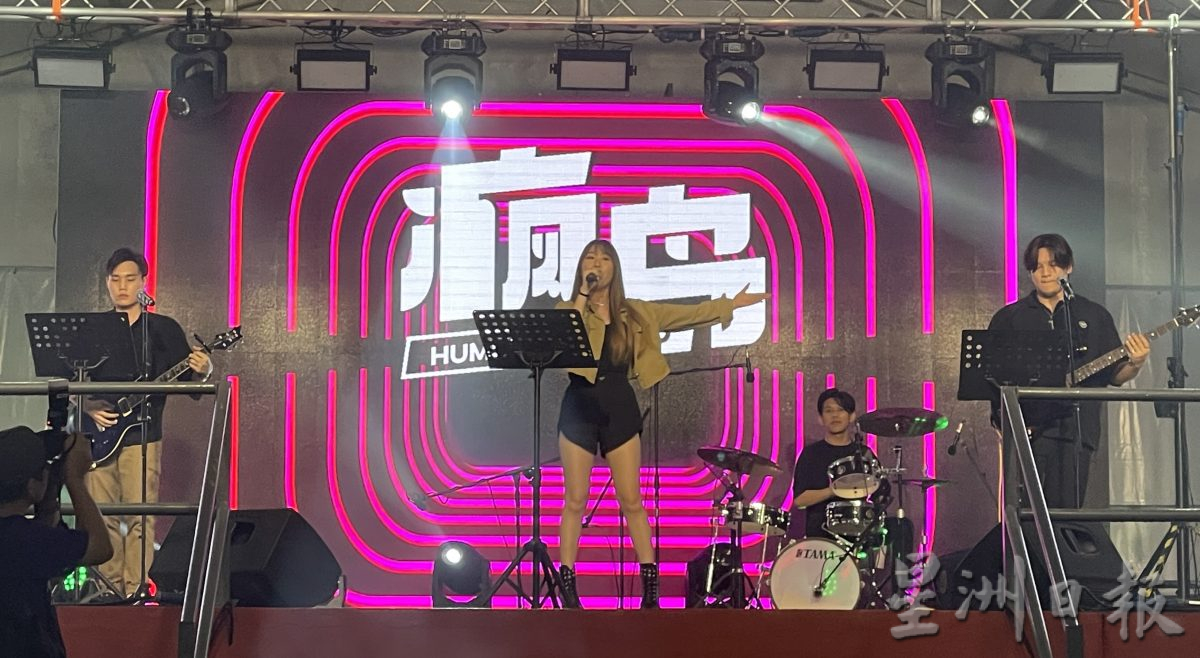 兵如节 | 细雨中无阻热情  民众撑伞欣赏节目