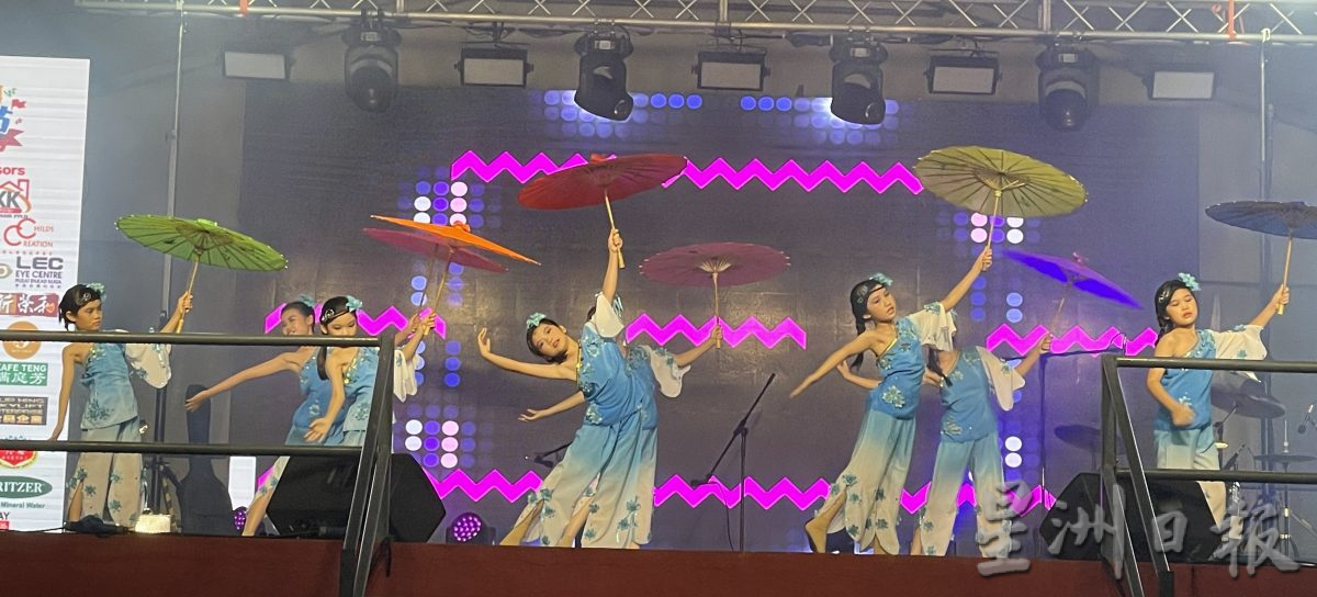 兵如节 | 细雨中无阻热情  民众撑伞欣赏节目