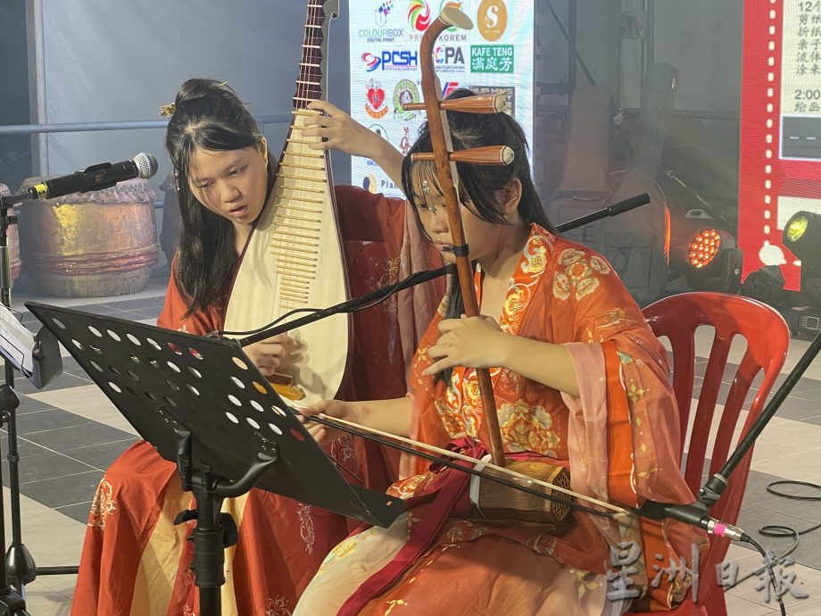 兵如节 | 细雨中无阻热情  民众撑伞欣赏节目