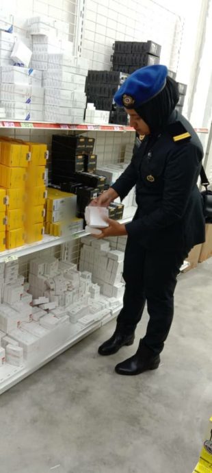 内贸局突击华林市手机店 起冒牌零件 扣男店主