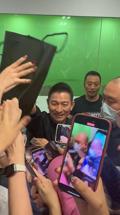 刘德华“扫楼”宣传 办公室各楼层逼爆人潮