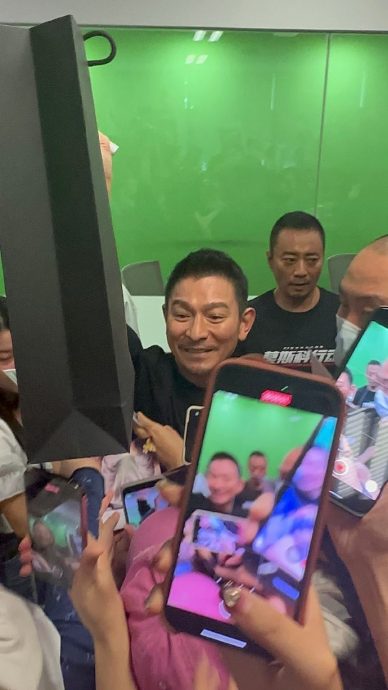 刘德华“扫楼”宣传 办公室各楼层逼爆人潮