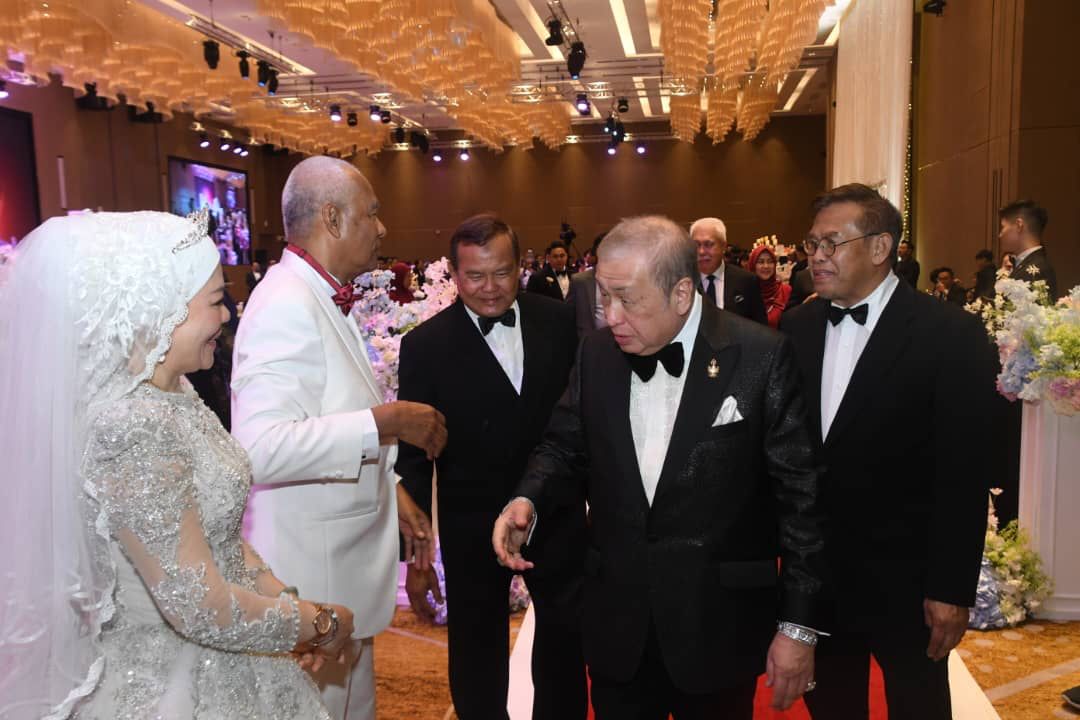 前总警长与华裔女子结婚