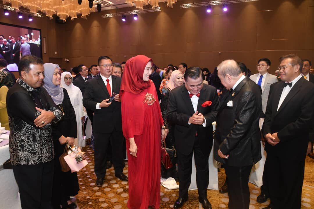 前总警长与华裔女子结婚