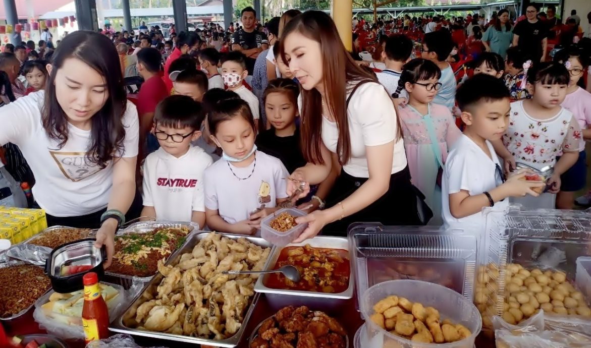半港侨民小学中秋会 吸引千人提灯游渔村