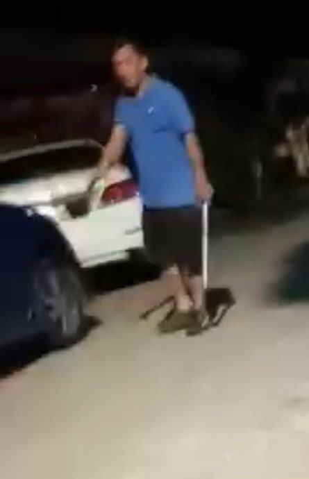 华裔男子凌晨持铁棍 砸车被扣查