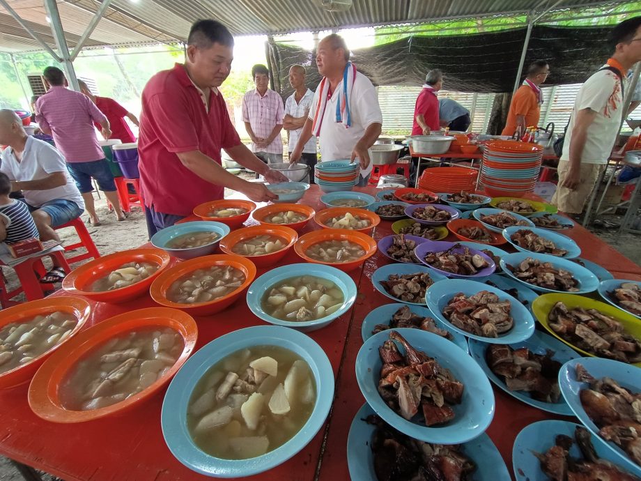 华都园许厝港庆中元 筹捐光育小学2.4万