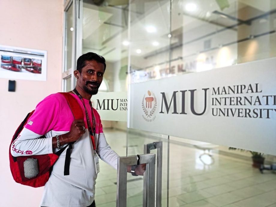  单亲爸获赞助升大学  “等了24年终圆梦”