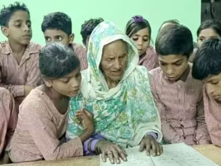 印度92岁老妇圆识字梦 鼓舞村中妇女上学堂