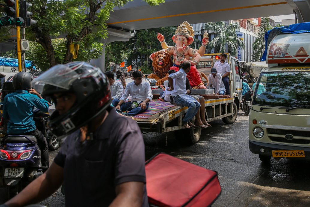 印度象头神节开跑 最贵重神像穿金戴银逾400公斤