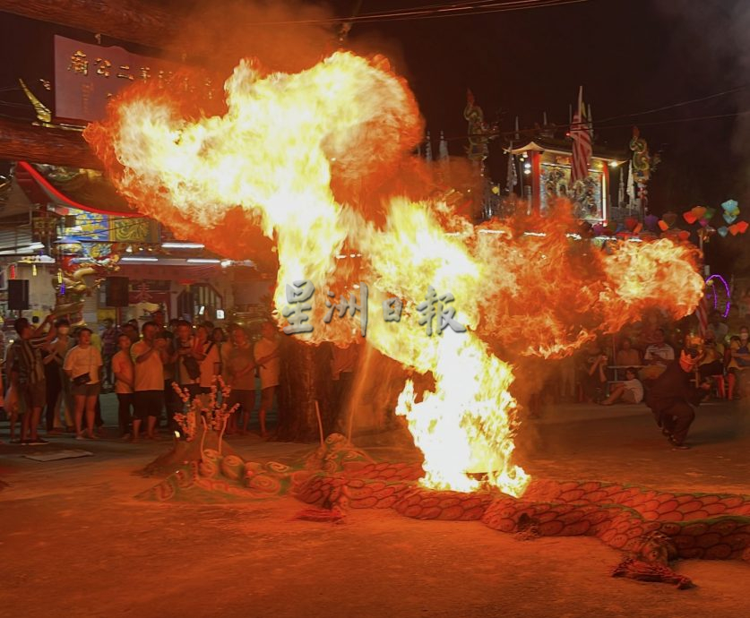 取代稿 (古城第三版主文)中元节“跳火”仪式,火焰现出惊喜