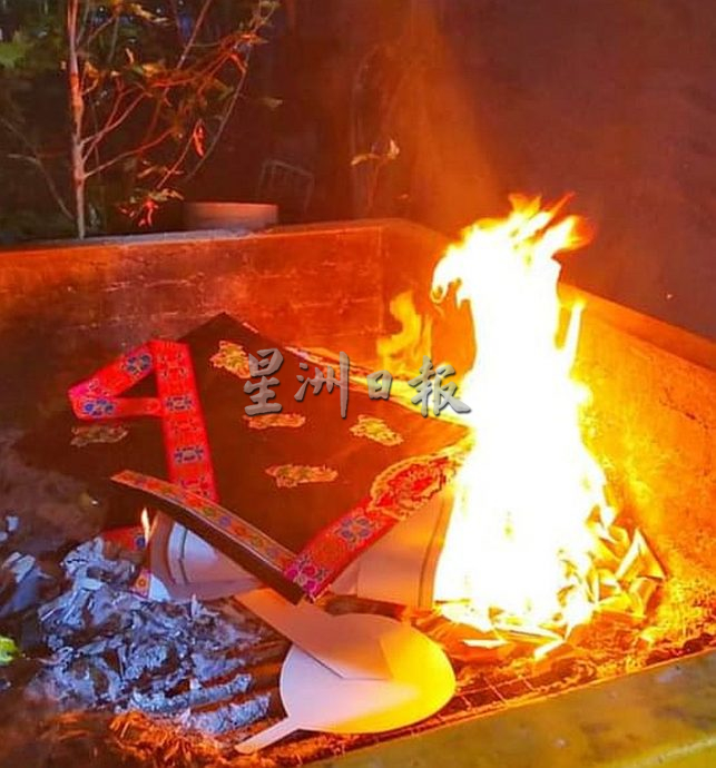 取代稿 (古城第三版主文)中元节“跳火”仪式,火焰现出惊喜