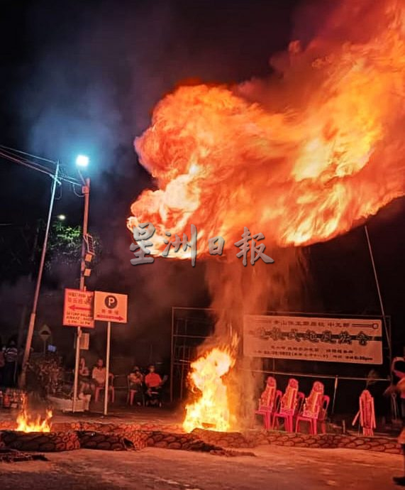 取代稿 (古城第三版主文)中元节“跳火”仪式,火焰现出惊喜