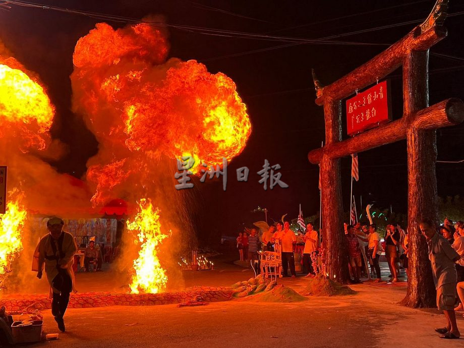 取代稿 (古城第三版主文)中元节“跳火”仪式,火焰现出惊喜