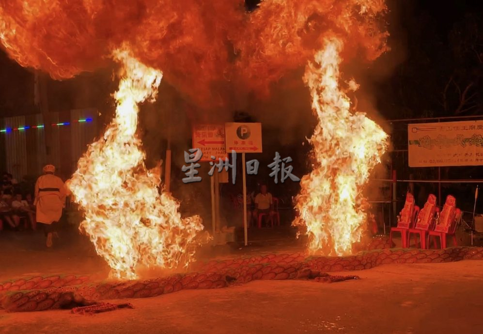 取代稿 (古城第三版主文)中元节“跳火”仪式,火焰现出惊喜
