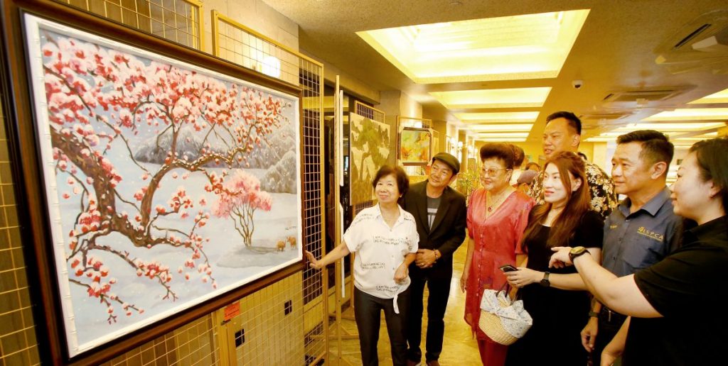 古德桦吴慧兰以画行善 慈善画展收益捐2团体